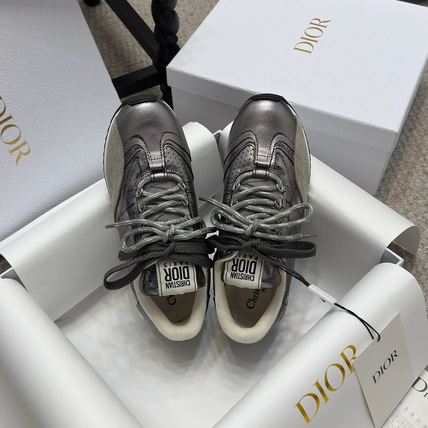 👟👟Ex-factory price 580👟👟 Original purchase and development 𝐂h𝐑𝐈𝐒𝐓𝐈𝐀𝐍 𝐃𝐈or This Dior Vibe Dior sneaker incorporates Dior's haute couture spirit and reinterprets the classic running shoes, moral training shoes. Forrest Gump shoes. Matched with Oblique Printed 3D printing technology reproduces the original fabric to create a contrasting modern style. The details are displayed with a 3D effect, and the iconic details of the logo decoration on the side and back are further embellished. It complements various casual or elegant items to create a modern look.  ✅The tongue is decorated with the Christian Dior PARIS Logo in 3 different colors and overlapping fabric lines. It is consistent with the original version. It is full of details. Welcome to compare and compare with the ordinary version on the market. ✅The original rubber TPU sole is decorated with the DIOR logo. The convex and concave rubber sole is decorated with the Christian Dior lucky star symbol. ✅Size: 35-40 (41 can be customized)